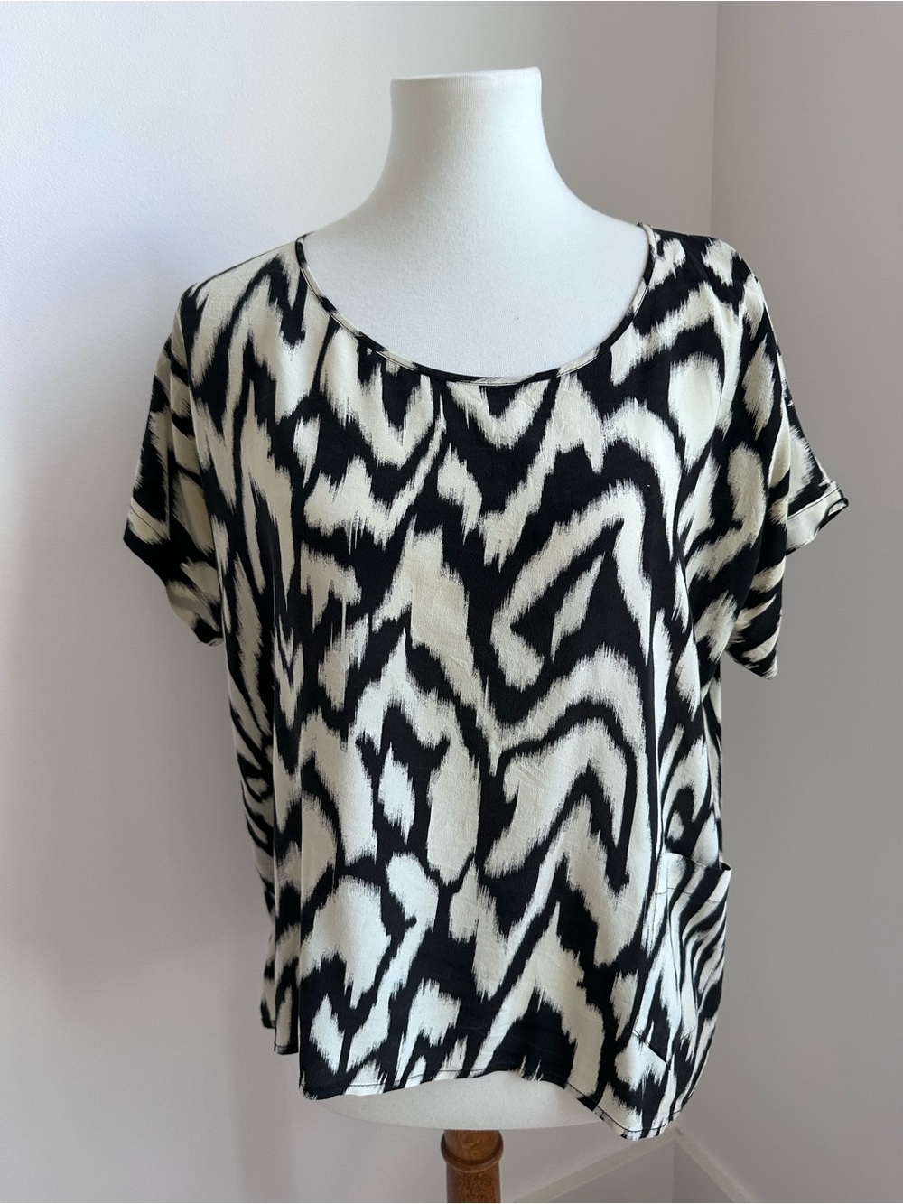 Lilu Black and White Abstract Short Sleeve Top Size Medium